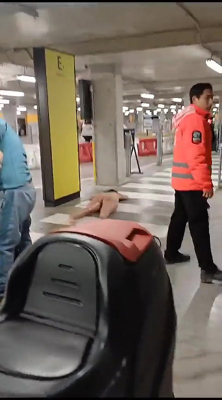 Crazy_Woman_Naked_at_Chilean_Airport