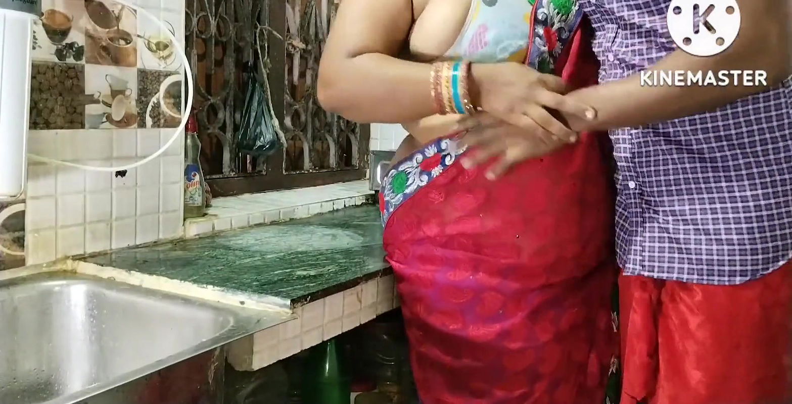 Payal bhabi ko kitchen me chodke chutt phad diya.