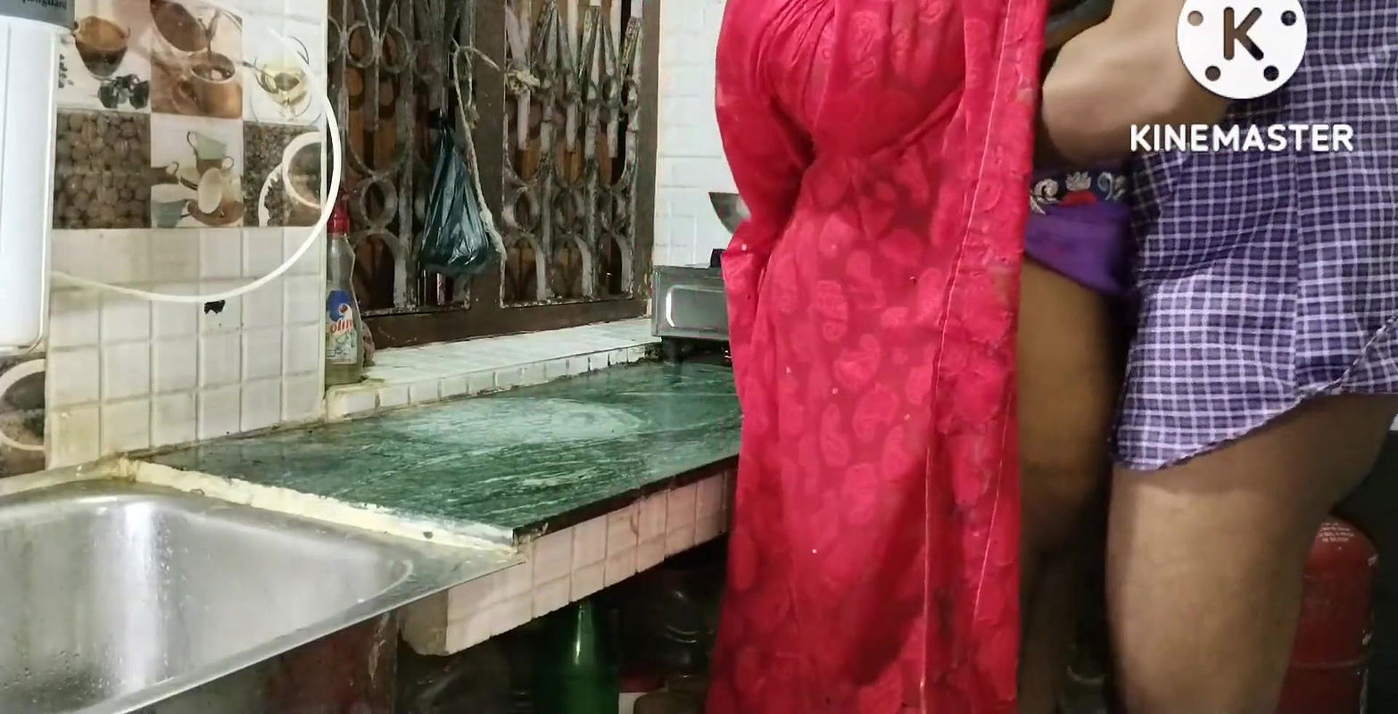 Payal bhabi ko kitchen me chodke chutt phad diya.