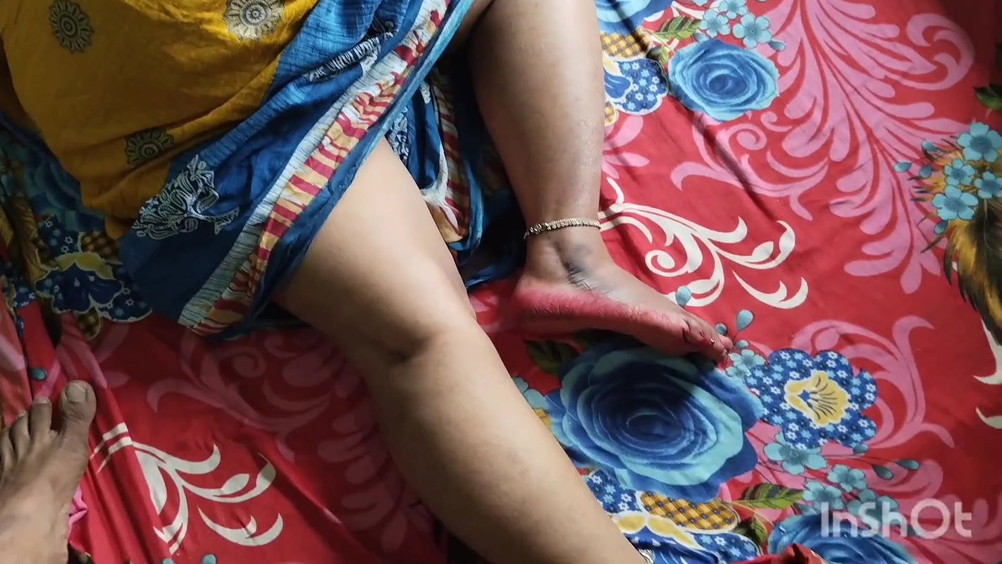 Payal bhabi ko raat me nangi kar diya unki chutt me apni ungli daal ke unko sex kiya chori chori.