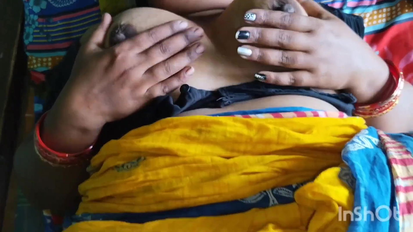 Payal bhabi ko raat me nangi kar diya unki chutt me apni ungli daal ke unko sex kiya chori chori.