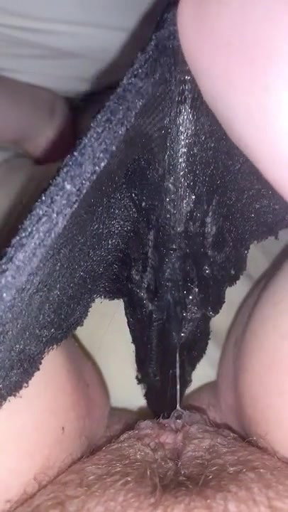 horny amateur girl playing with her wet juicy pussy on cam_2