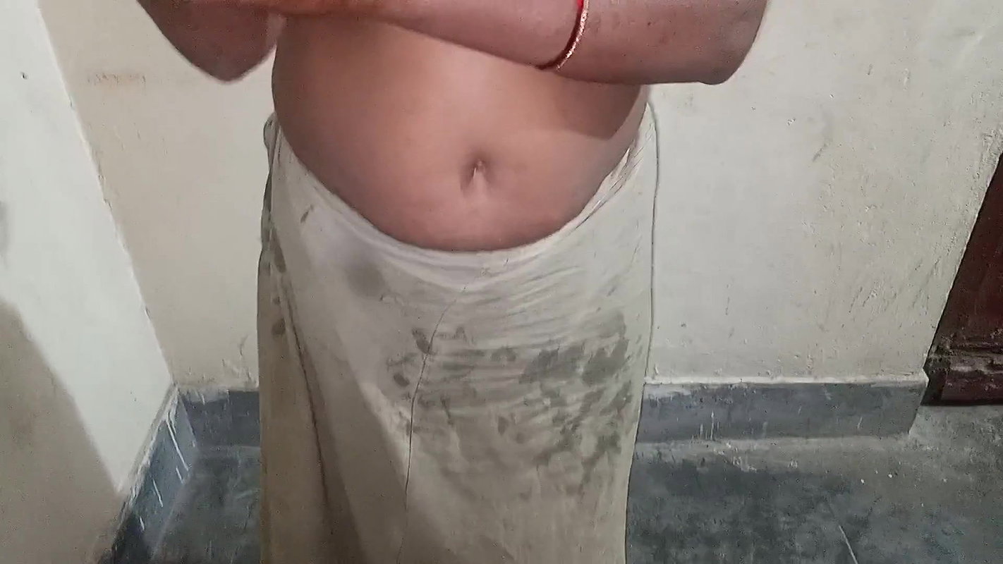 Sexy bhabhi pani pani horhi ao dekho.