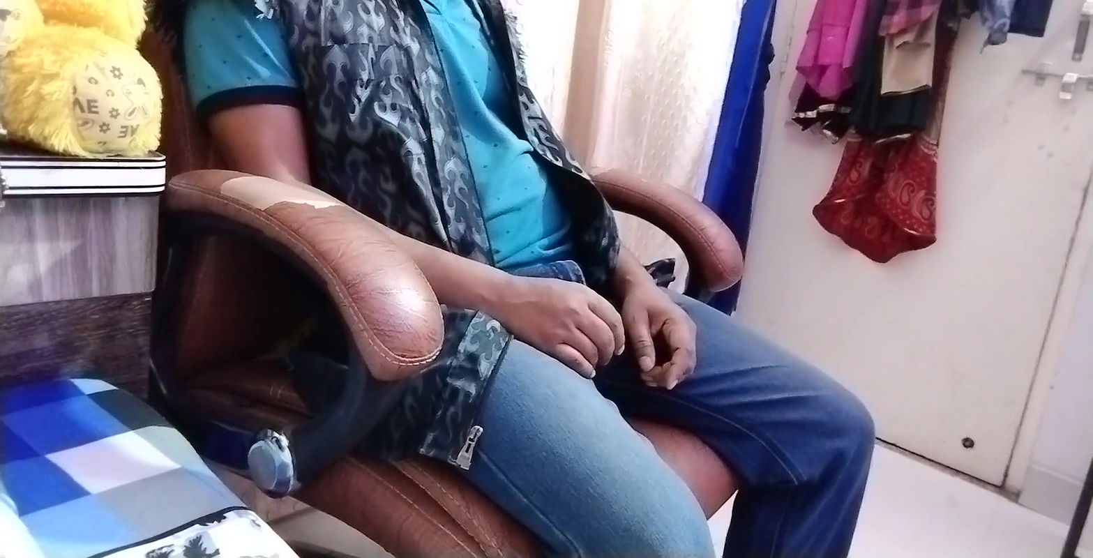 Sexy guy hotdesixx came to fix the fan and did dirty work with the hotgirl21 housewife.