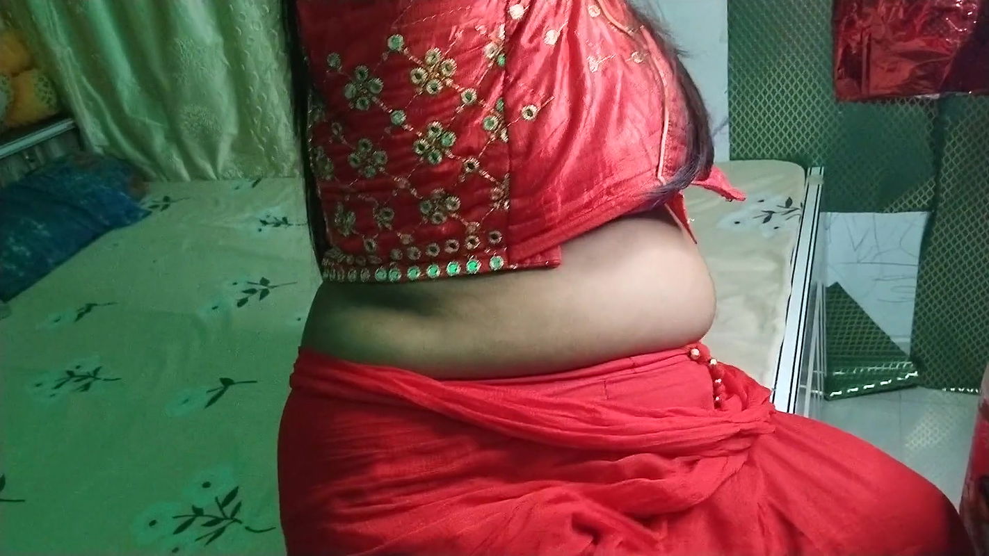 Sexy hot desi village aunty bhabhi web cam video call with strenger in nude show. Open cloth slowly.