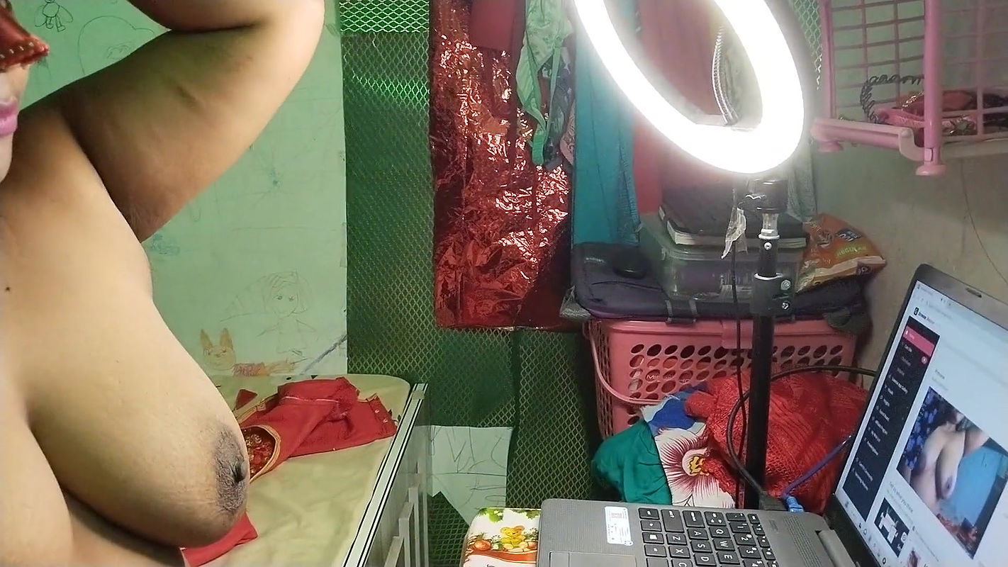 Sexy hot desi village aunty bhabhi web cam video call with strenger in nude show. Open cloth slowly.