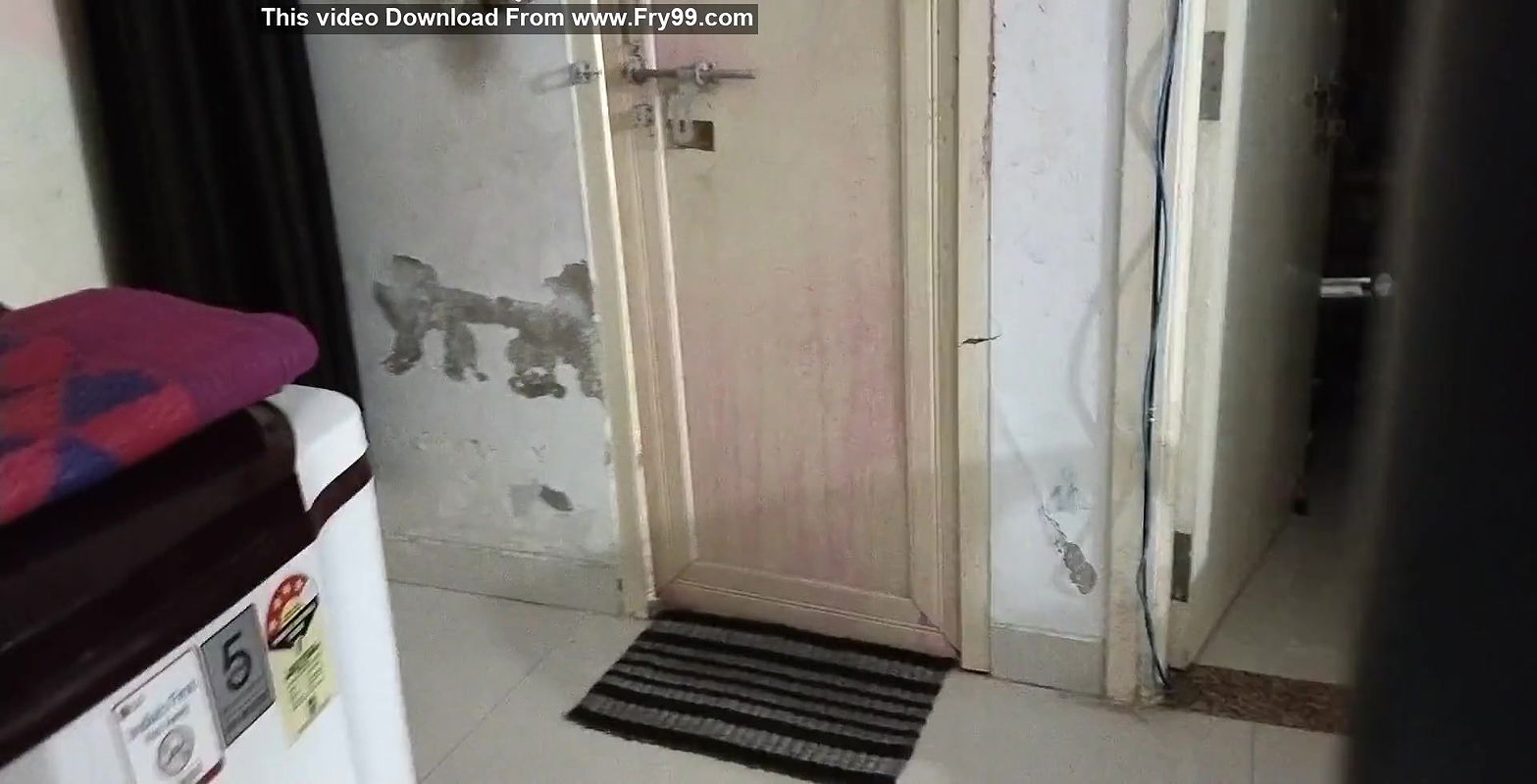 Sexy hotgirl21 Aunty does very sexy activity when seen from in bathroom.