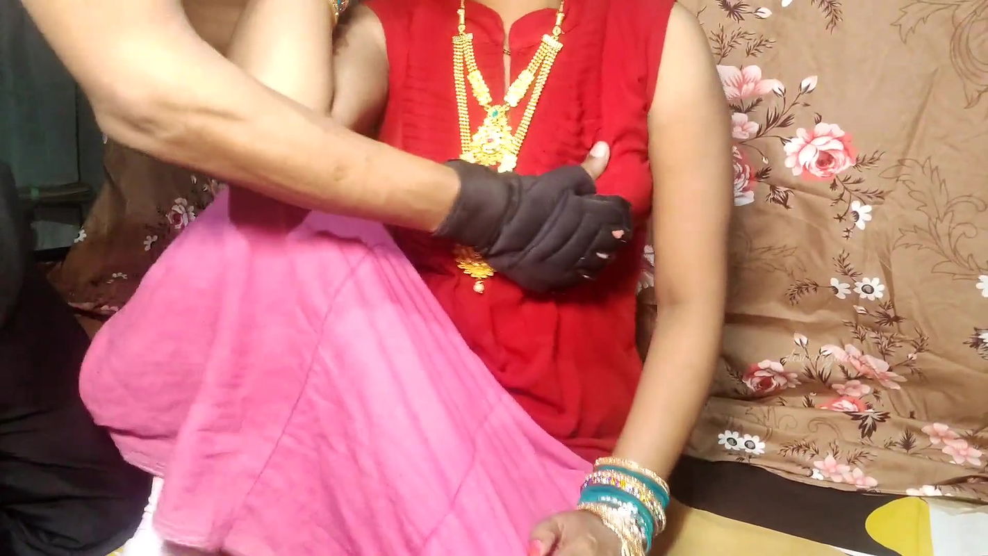 Xxx Desi Indian bhabhi ko red top me ghaghra me dam dar chudai.
