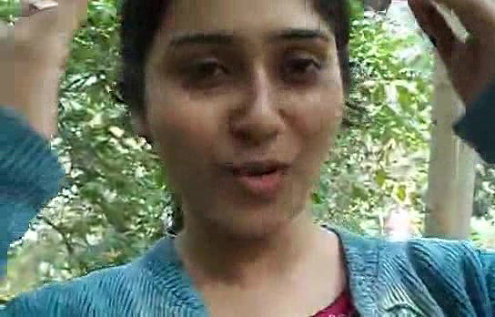 Bengoli Beautiful Teen Girl Showing boobs and back to her lover in park