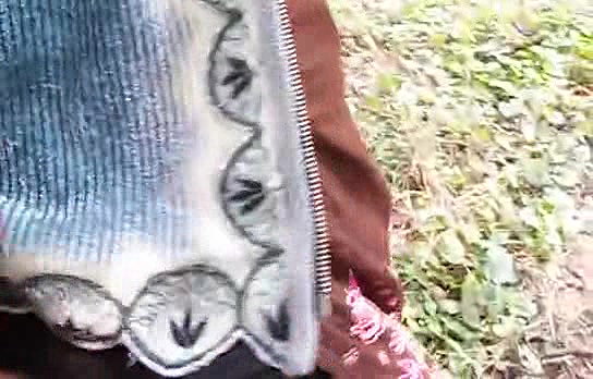 Bengoli Beautiful Teen Girl Showing boobs and back to her lover in park