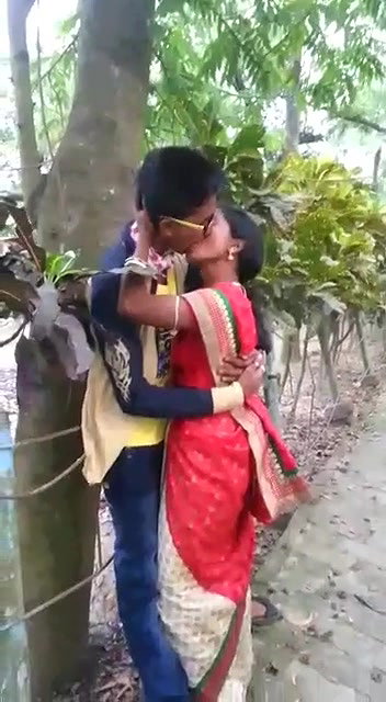 Desi Village Bhabhi Enjoying with Young Lover Outdoor