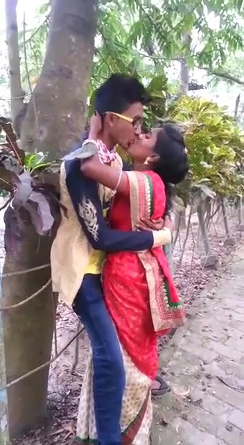 Desi Village Bhabhi Enjoying with Young Lover Outdoor