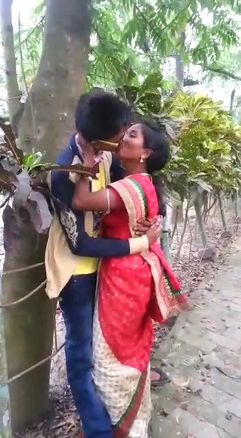 Desi Village Bhabhi Enjoying with Young Lover Outdoor