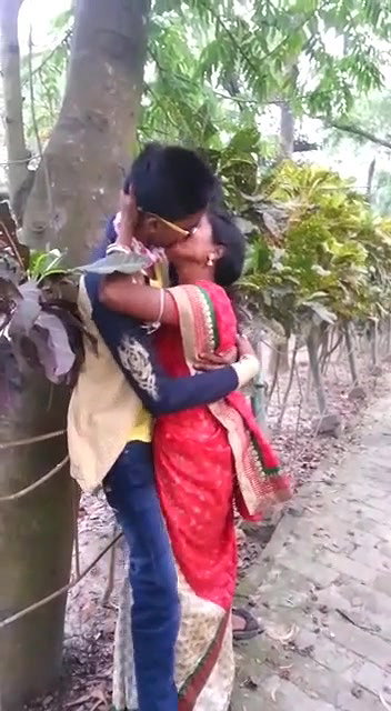 Desi Village Bhabhi Enjoying with Young Lover Outdoor
