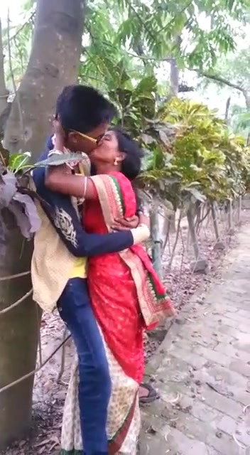 Desi Village Bhabhi Enjoying with Young Lover Outdoor