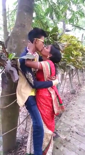 Desi Village Bhabhi Enjoying with Young Lover Outdoor