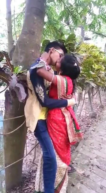 Desi Village Bhabhi Enjoying with Young Lover Outdoor