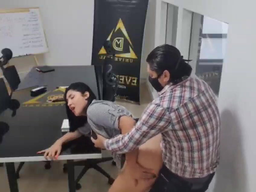 Extremely Sexy Babe Quick Fucking in Office