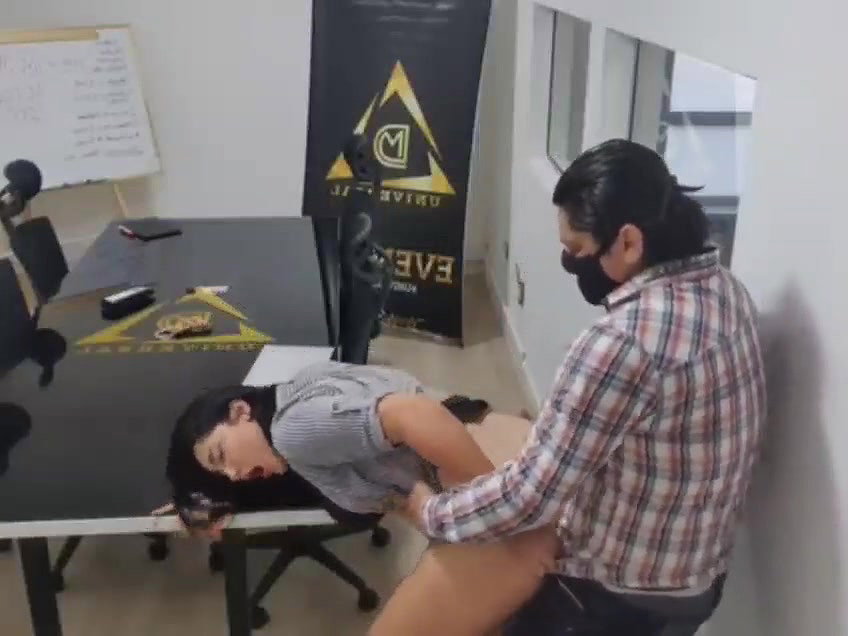 Extremely Sexy Babe Quick Fucking in Office