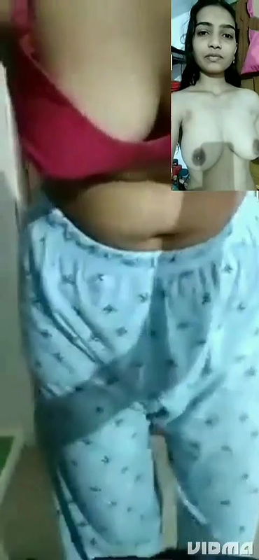 Desi Girl Shows Her Boobs