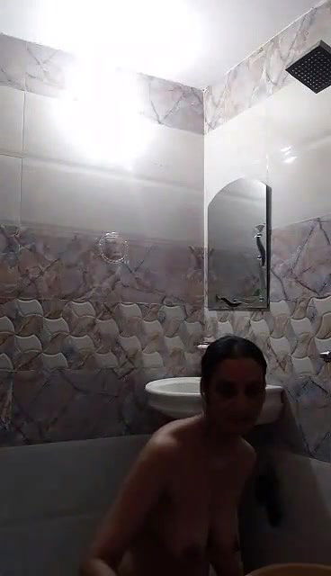 Hot Bhabi Full Nude Bathing Video Leaked