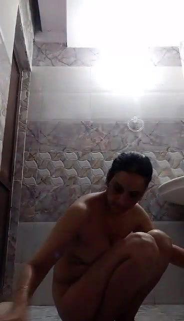 Hot Bhabi Full Nude Bathing Video Leaked