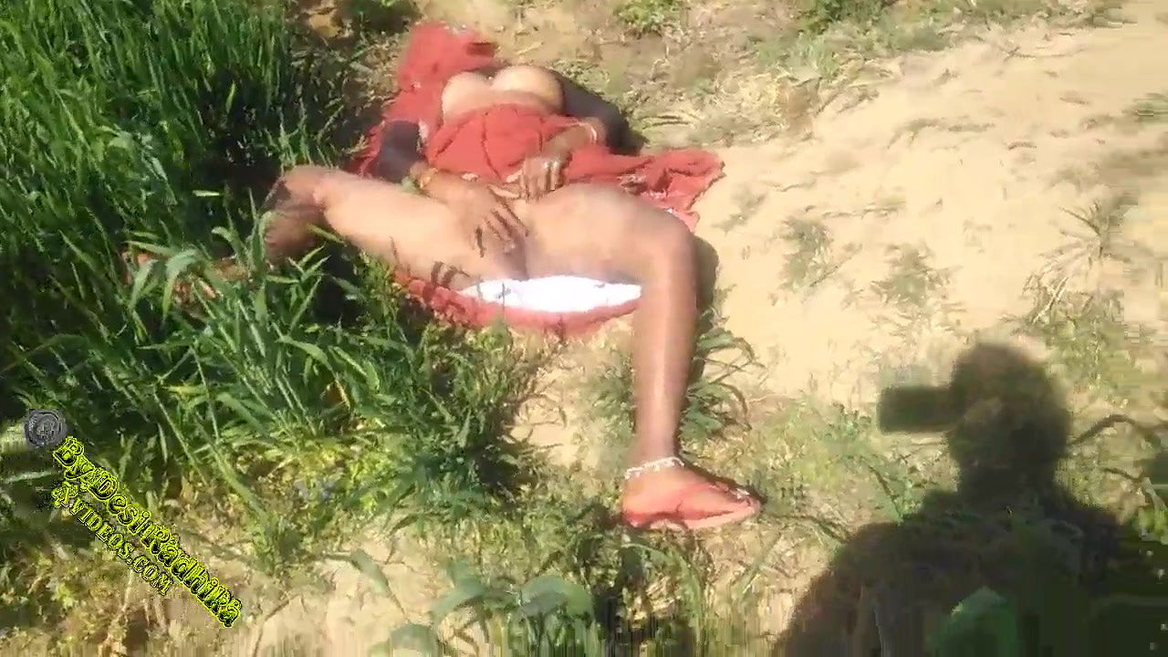 गांव की मजदूर की मलाईदार देसी चूत को खेत में चोदा हिंदी में अश्लील