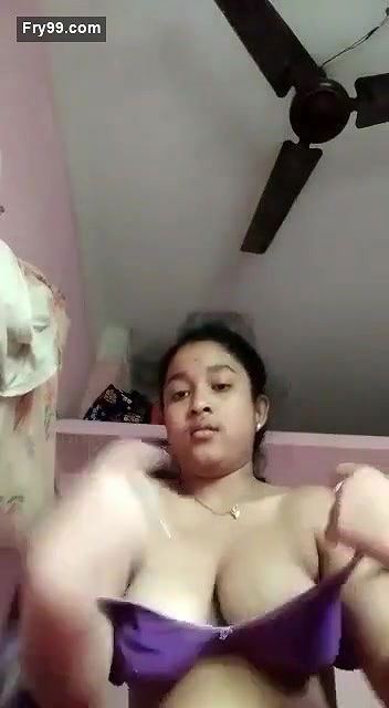 Cute Desi Girl Showing her Boobs and Pussy Full Clip