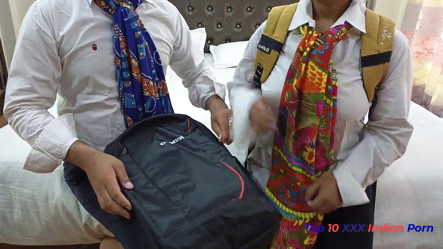 कॉलेज जा रही चाचा की लड़की को बाइक पर बैठा कर अपने लन्ड से पूरे लंडन की सैर कराई।