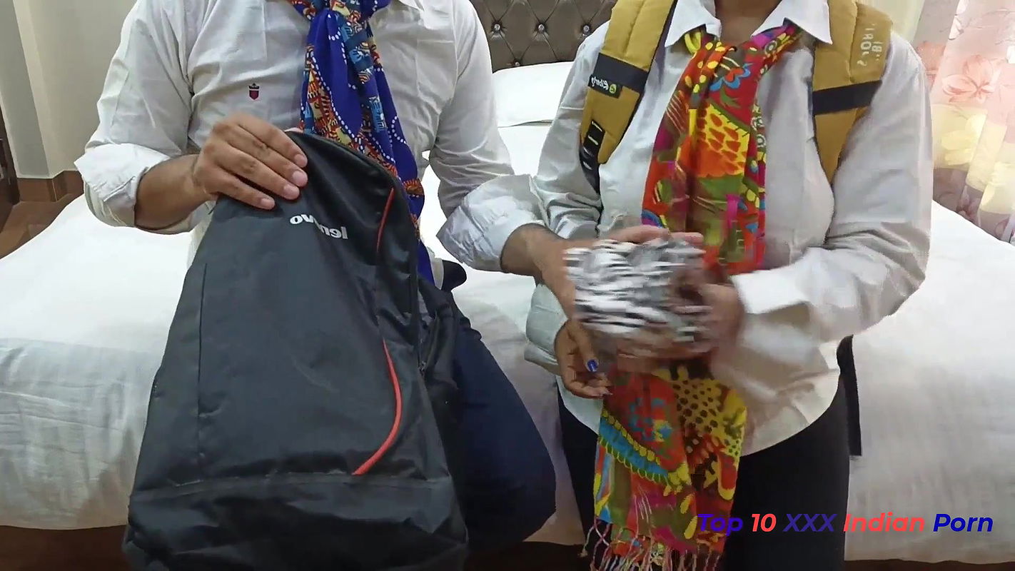 कॉलेज जा रही चाचा की लड़की को बाइक पर बैठा कर अपने लन्ड से पूरे लंडन की सैर कराई।