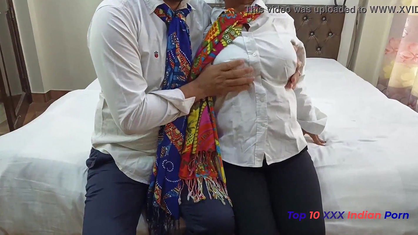 कॉलेज जा रही चाचा की लड़की को बाइक पर बैठा कर अपने लन्ड से पूरे लंडन की सैर कराई।