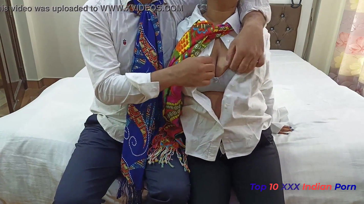 कॉलेज जा रही चाचा की लड़की को बाइक पर बैठा कर अपने लन्ड से पूरे लंडन की सैर कराई।