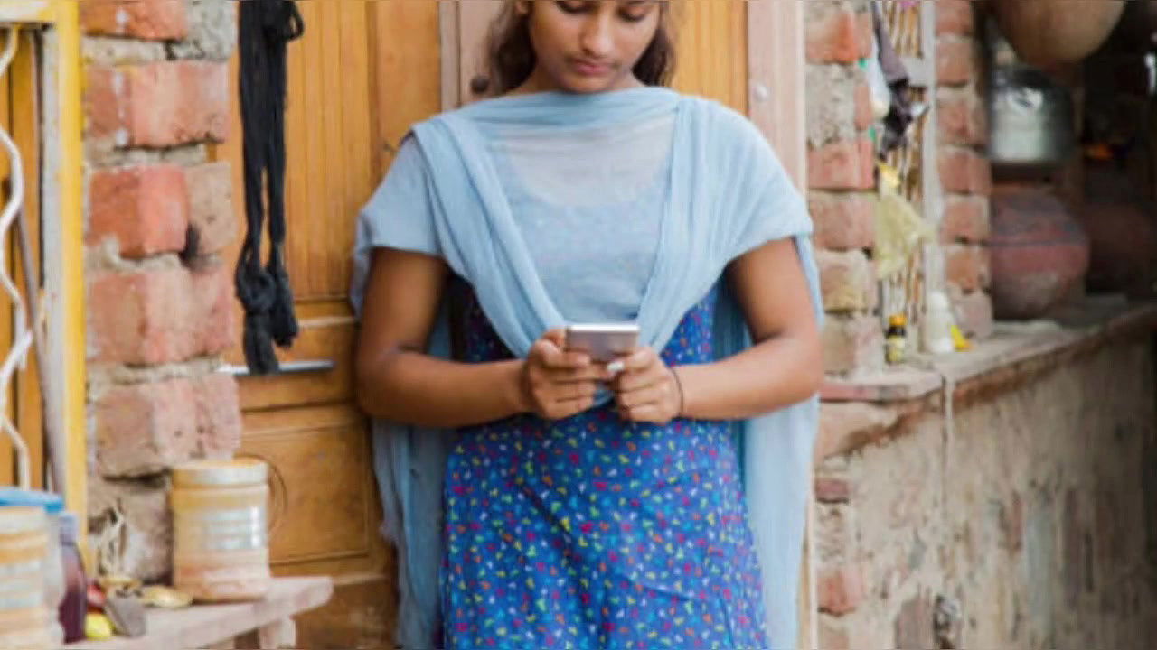 स्कूल की भोली भाली लड़की को पटा कर घर के पिछवाड़े चूत मारी। साफ हिन्दी आवाज़ में XXX