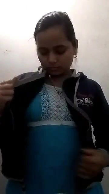Desi Girl Shows Her Boobs