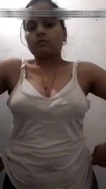 Desi Girl Shows Her Boobs