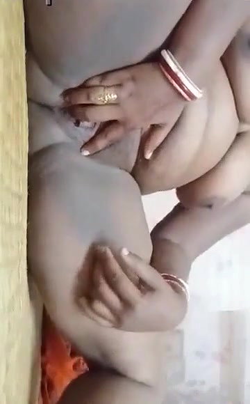 Desi Bhabhi Shows her big Boobs and Pussy