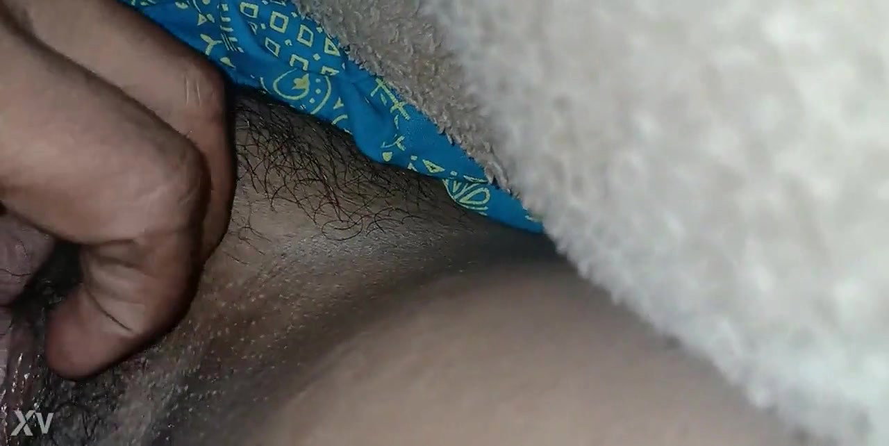 Desi aunty open her pussy