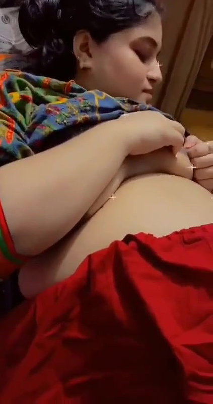 Paki Lady Cleaning Boobs