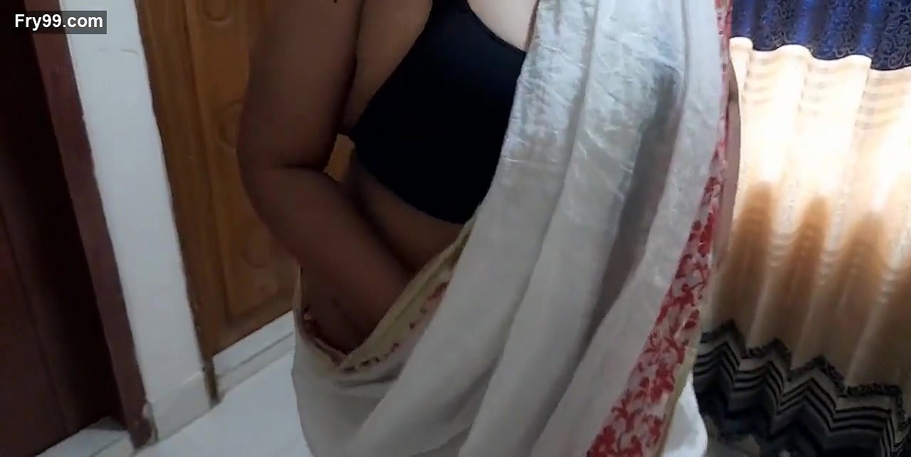 (Tamil hot aunty saree striping) Aunty Ko Jabardast Chudai aur maja karti hua – Hindi Clear Audio.
