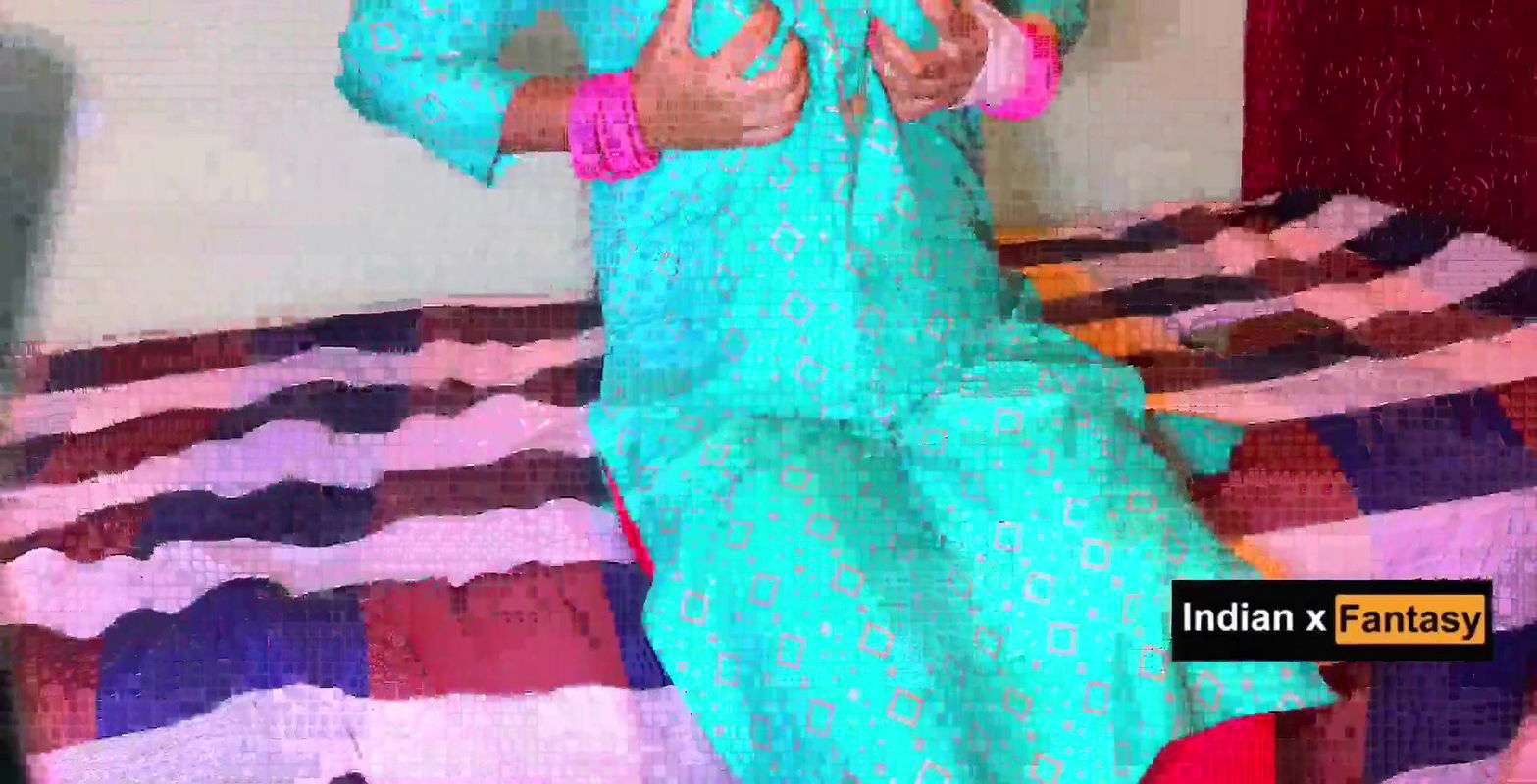 Bhabhi apne dever ka lund se apne gand or chut chudai kari.