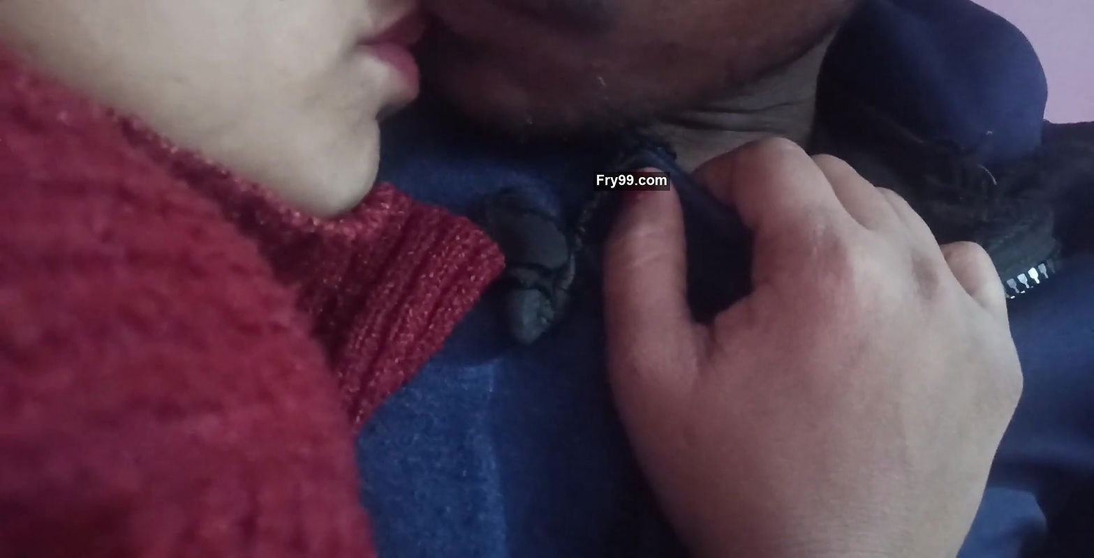 Bhabhi kiss devar ne bhabhi ka lips kiss kiya.