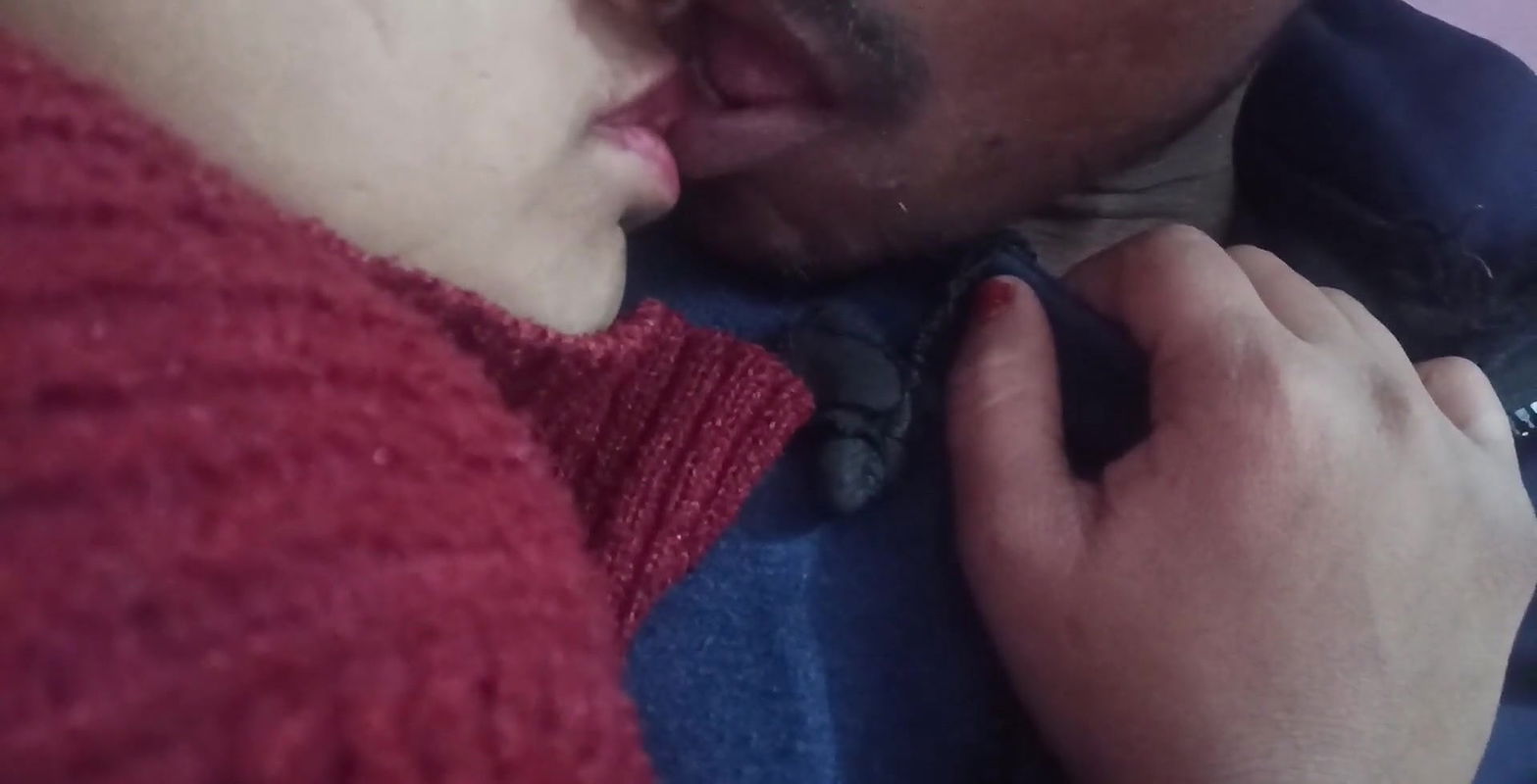 Bhabhi kiss devar ne bhabhi ka lips kiss kiya.