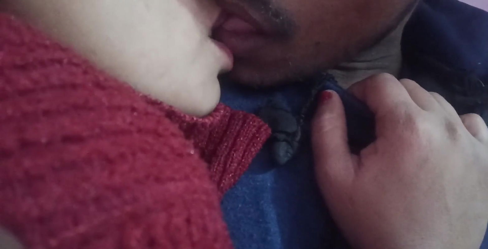 Bhabhi kiss devar ne bhabhi ka lips kiss kiya.
