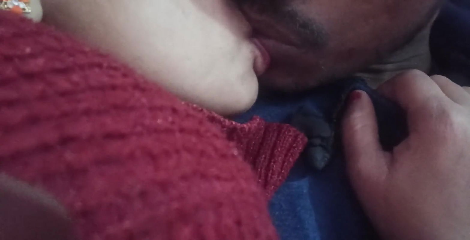 Bhabhi kiss devar ne bhabhi ka lips kiss kiya.