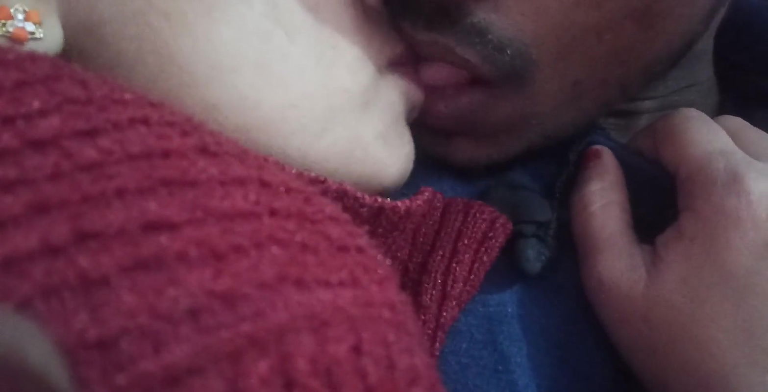 Bhabhi kiss devar ne bhabhi ka lips kiss kiya.
