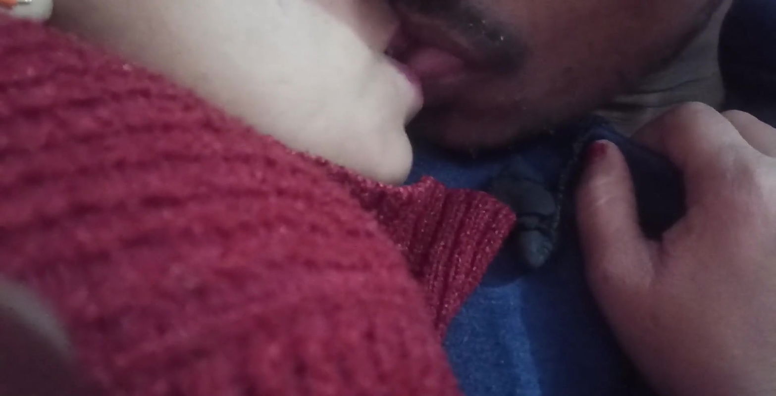 Bhabhi kiss devar ne bhabhi ka lips kiss kiya.