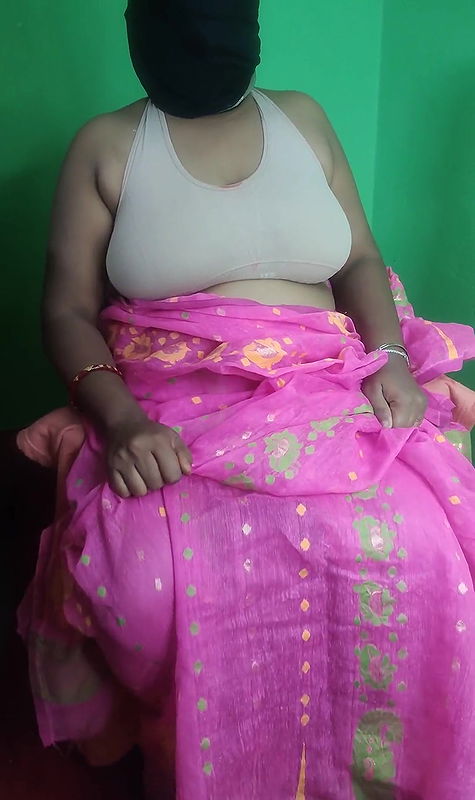 Bhabi ji ghar pe akeli chut pel rhi hei.