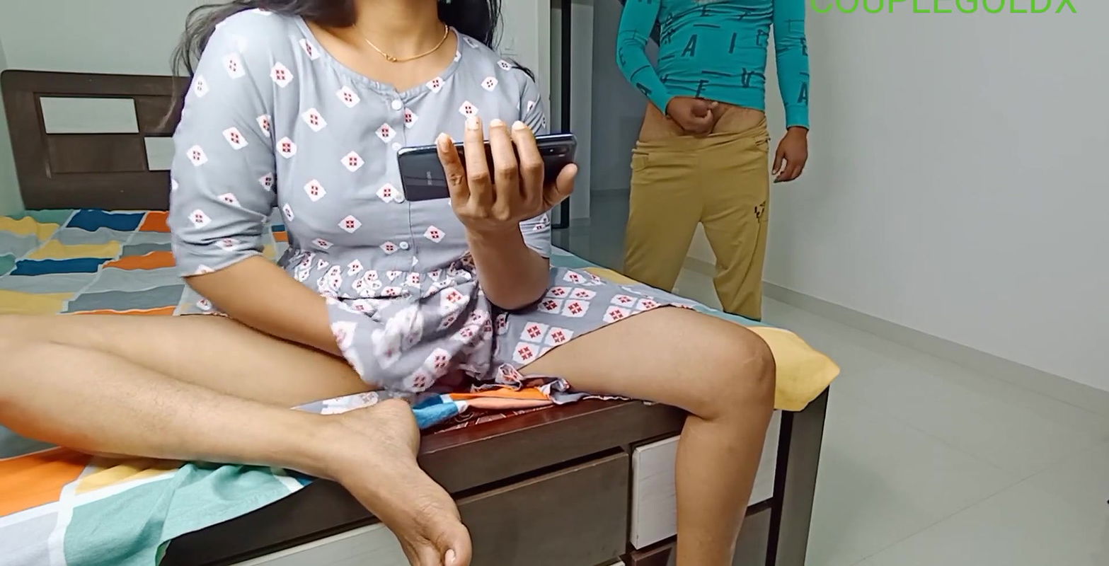 Chori chori se komal chut me ungli kar rahi thi.