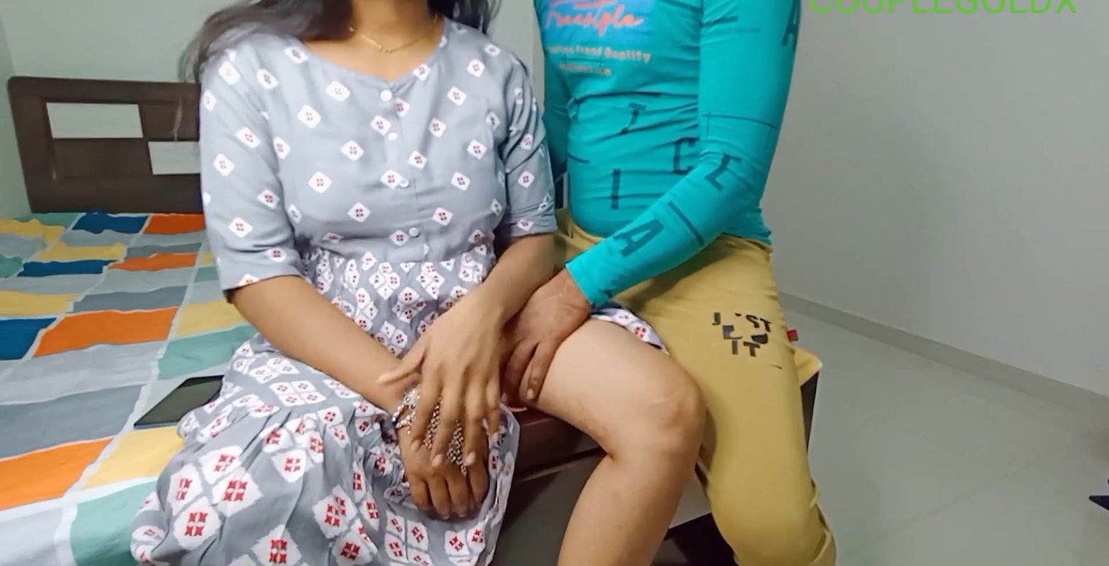 Chori chori se komal chut me ungli kar rahi thi.