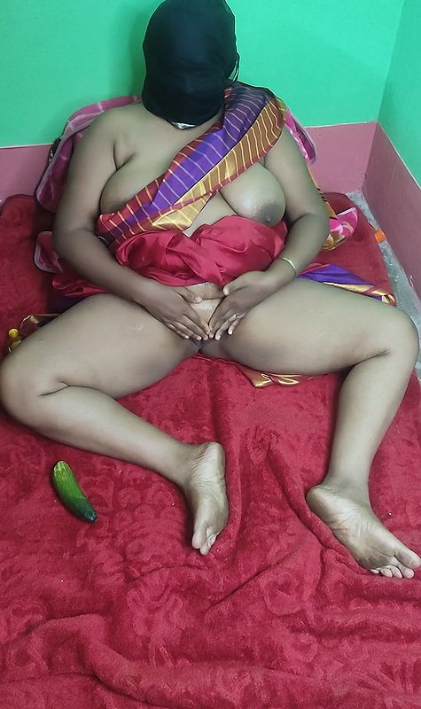 Desi bhabi Sruti massage her body with oils and boobs fuck with cucumber.